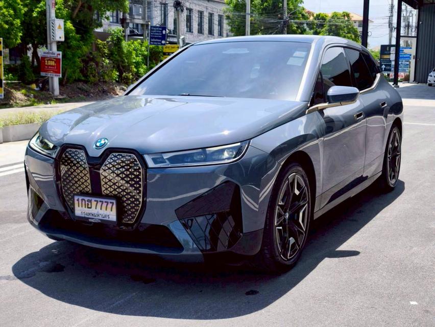 รหัสรถ KPV7777 2023 BMW iX xDrive50  M Sport สีเทา Storm Bay 2