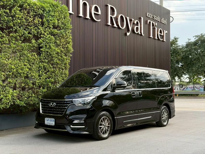 HYUNDAI H-1 2.5DELUXE AT ปี 2021 สีดำรถบ้านสีเดิมทั้งคันสวยมาก เข้าศูนย์ตลอด ประวัติดีมาก มือเดียวออกห้าง