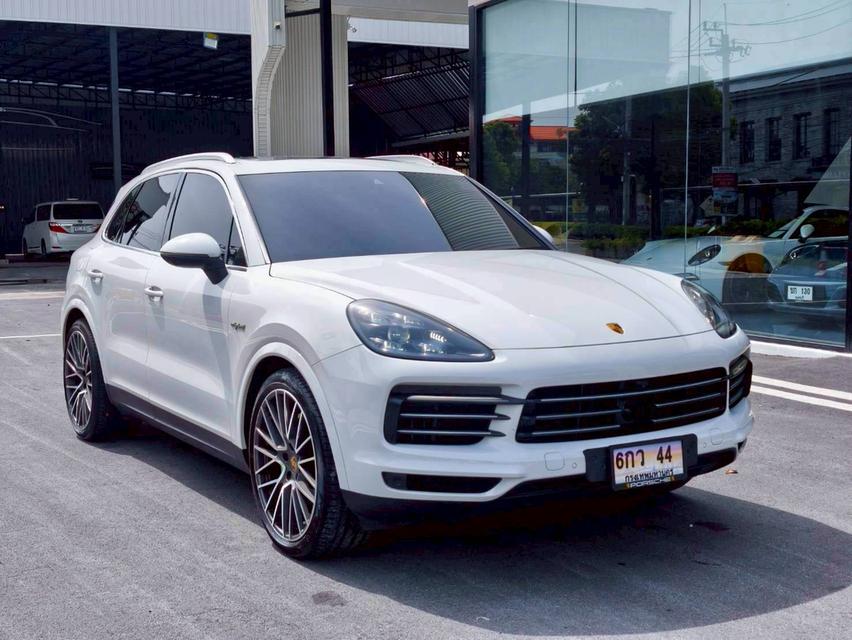 รหัสรถ  KPV53 2025 PORSCHE CAYENNE 3.0 HYBRID COUPE สีใหม่ Moonlight Blue 