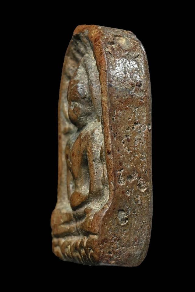 พระกำแพงซุ้มกอพิมพ์ใหญ่กนกข้าง กรุทุ่งเศรษฐี กำแพงเพชร  เนื้อดินว่านดอกมะขาม 3