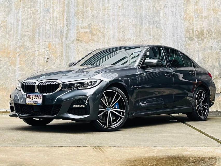 คุ้มๆ 2023 BMW 330e M Sport Plug-in Hybrid โฉม G20 รถใหม่สภาพป้ายแดง แต่คุ้มกว่ากันถึงล้านกว่าเลย 1