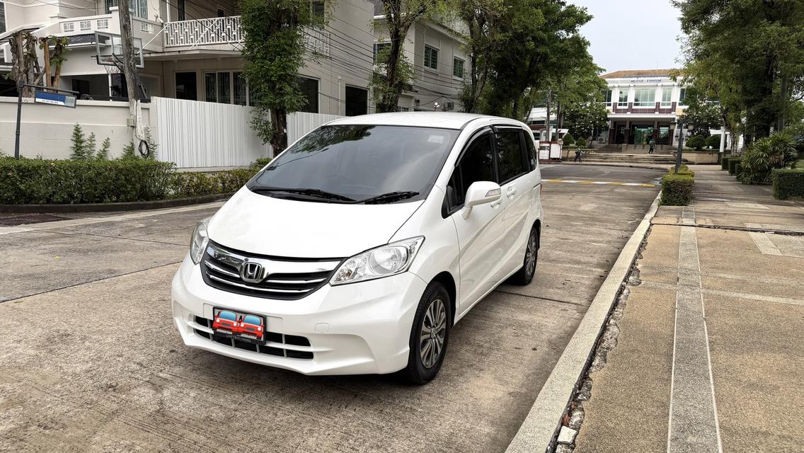 Honda Freed สีขาว ปี 2013