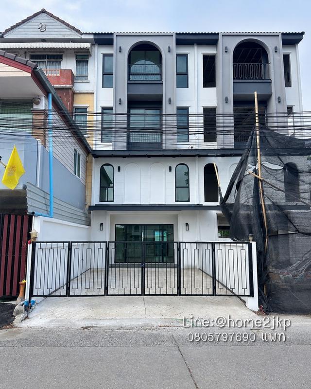 ทาวน์โฮม 4 ชั้น ลาดพร้าว 110 ทาวน์โฮมดีไซน์โมเดิร์น ทำเลลาดพร้าว 1