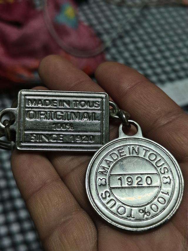 พวงกุญแจในภาพเป็นของแบรนด์ TOUS  2