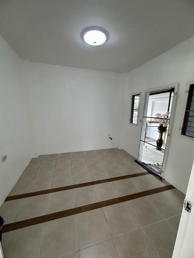 บ้านเดี่ยว มบ.นาราวัลย์ พร้อมอยู่มาก ย่านบางบอน3 พร้อมเฟอร์ฯบิวอิน เนื้อที่ 59 ตรว ติดถนนสี่เลนส์ ใกล้แหล่งอำนวยความสะดวก รพ. ร้านสะดวกซื้อ โรงเรียน 11