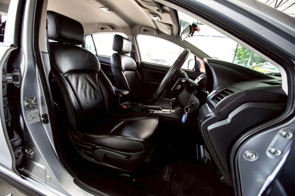 Subaru Xv 2.0 AWD สีเทา ปี 2013  11