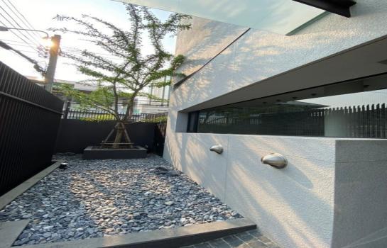 ขายบ้านเดี่ยว 5 ชั้น 55 สาธร ตั้งอยู่ใจกลางเมืองสาทร ซอย 15 เพียงไม่กี่ก้าวถึงสถานี BTS สุรศักดิ์ พื้นที่ใช้สอย 460 ตร.ม.3 ห้องนอน , 4 ห้องน้ำ 2