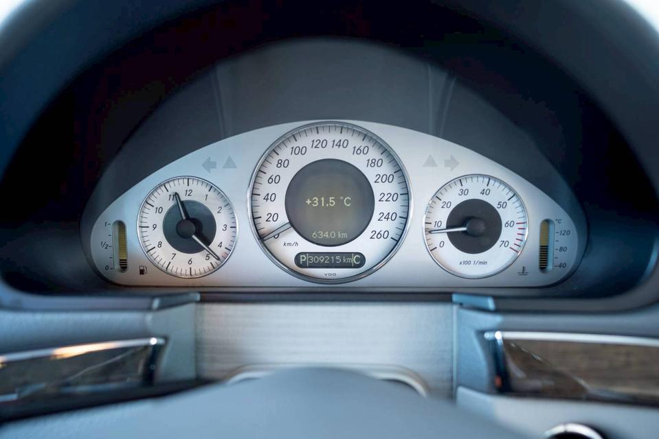 BENZ E240 AVANTGARDE (W211) ปี 2004 17