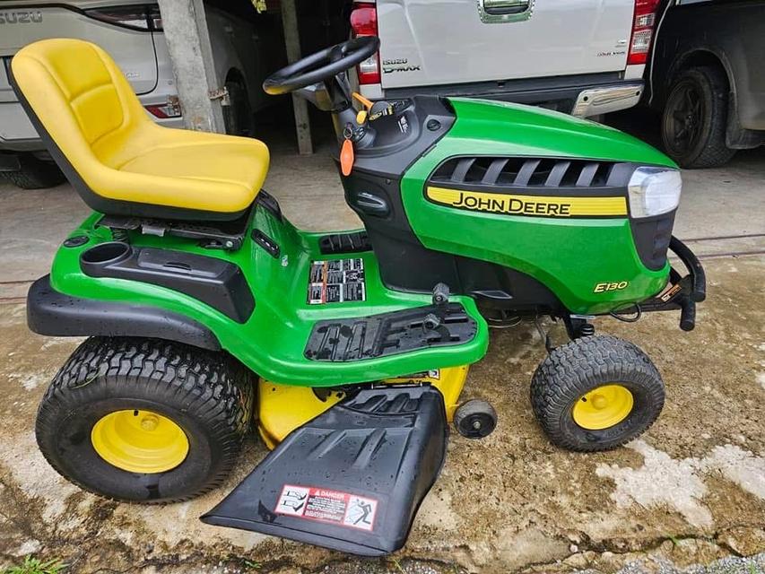 รถตัดหญ้านั่งขับ John Deere สีเขียว 5