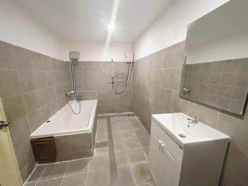 Townhouse for rent, Sukhumvit 23, 25sqm, 11,900THB/month Line ID: 2424yusuke 3