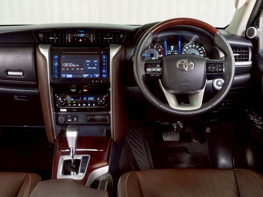 Toyota Fortuner 2.4V 2WD  ปี จด 2017 14