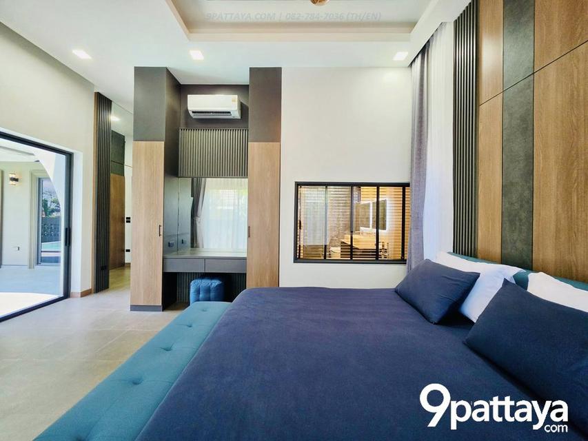 Mabprachan Pool Villa – บ้านหรูติดธรรมชาติ ใกล้อ่างมาบประชัน | Luxury Pool Villa Near Mabprachan Lake  3 ห้องนอน | 4 ห้องน้ำ • ห้องนั่งเล่น เพดานสูง 11