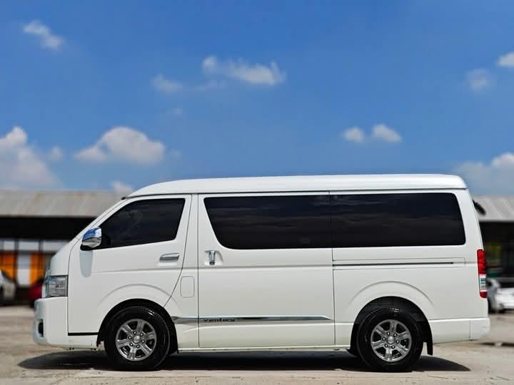 Toyota Ventury สีขาว 2