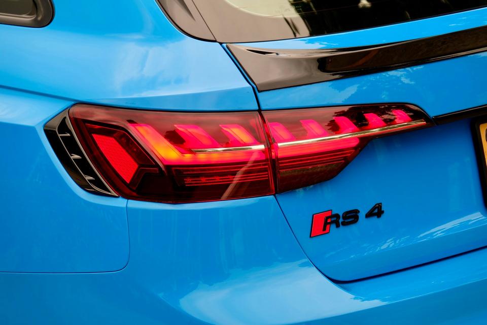 Audi RS4 Avant 2.9 V6 Bi-Turbo Quattro ปี 2022 สีฟ้า รถสวยไมล์น้อย หาอยู่ด่วนช้าไปก่อน รูปที่ 8