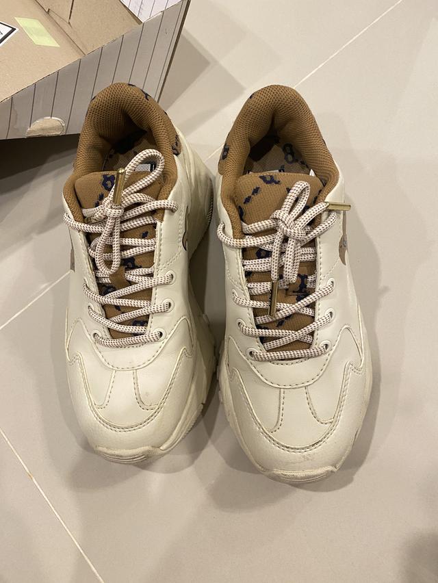 ขายรองเท้ามือสองสวยๆ 2