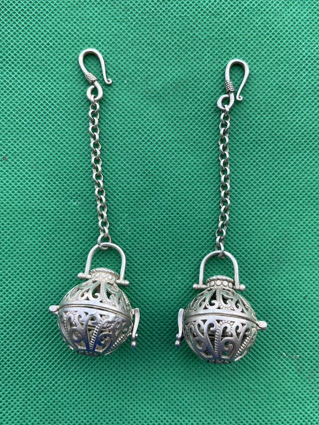 ตลับเงินใส่ลูกอมชานหมาก ตลับใส่วัตถุมงคล เนื้อเงิน ลายฉลุ พร้อมสายเหน็บ 7