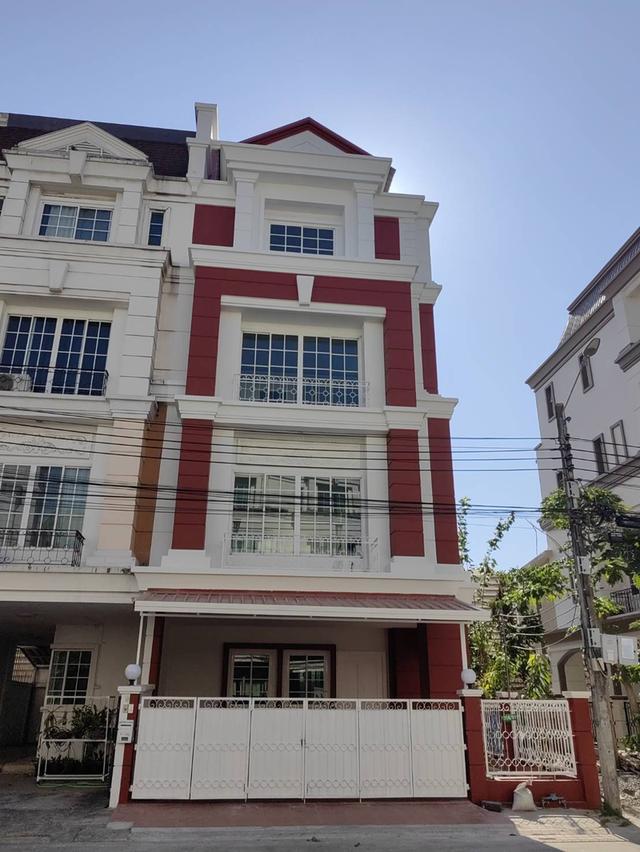 ให้เช่าโฮมออฟฟิศ 4 ชั้น Plus Park Avenue  ลาซาล-ศรีนครินทร์  สิ่งแวดล้อมดี ใกล้ BTSแบริ่ง และMRTศรีลาซาล 1