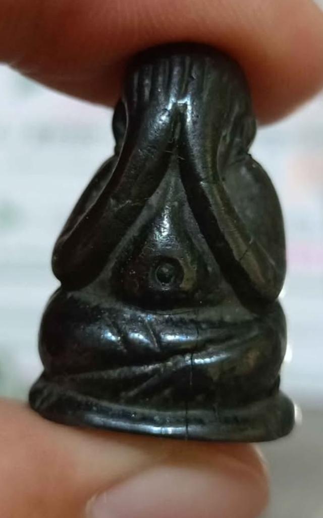 ปิดตาหลวงปู่โต๊ะ มีรอยร้าวธรรมชาติเอง