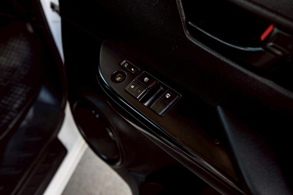 Toyota Revo 2.8J Plus Standard Cab ปี 2018 สีขาว เกียร์ธรรมดา กระจกไฟฟ้า 17