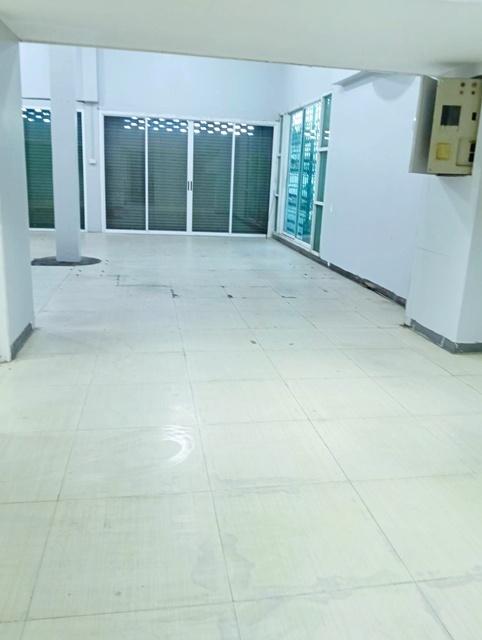 อินทามระ10-14ตลาดสดห้วยขวาง 1.4 กม. BTS สะพานควาย 900ม. ให้เช่าอาคาร 4.5ชั้น 2คูหาหลังมุม ติดกัน 28ตร.วา. 448ตร.ม. ม.ศรี 5