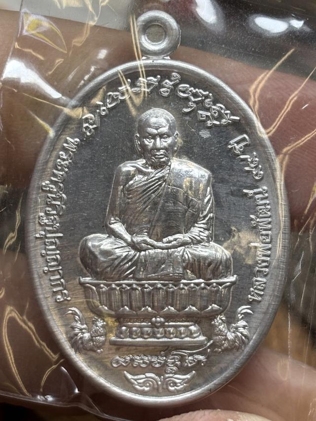 เหรียญ หลวงพ่อพัฒน์ วัดห้วยด้วน นครสวรรค์ พ.ศ.๒๕๖๓ เนื้ออลูมิเนียม กล่องเดิม สวยครับ