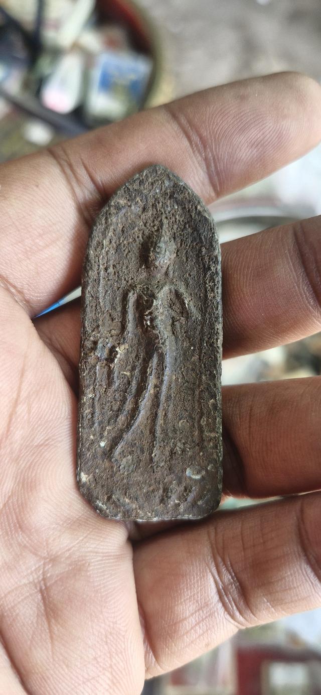 พระลีลาหลังเข็ม กรุชุมนุมสงฆ์ สุพรรณบุรี