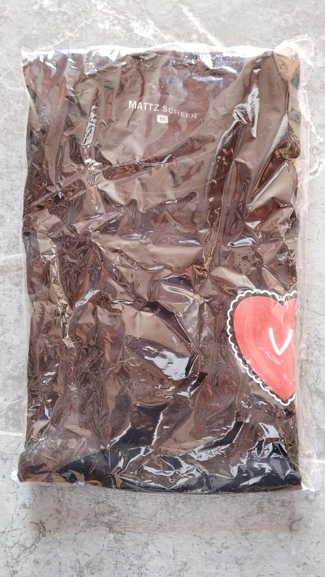 เสื้อยืดสีดำไซส์ สกรีนลายหัวใจเล็กๆ มีตัว V