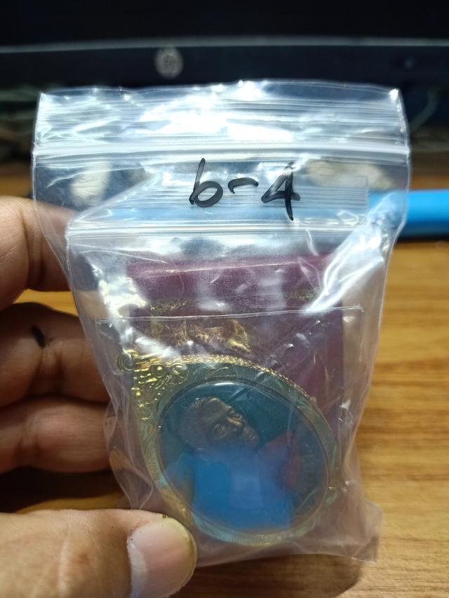 6-4 เหรียญหันข้างสมปรารถนา รุ่นแรก หลวงปู่อ่ำ วัดโคกโพธิ์สถิตย์ ลานสกา นครศรีธรรมราช 2567 นวะโลหะ ลงยาเขียว จีวร หมายเลข 2 กล่องเดิม***เลี่ยมทองไมครอน 7