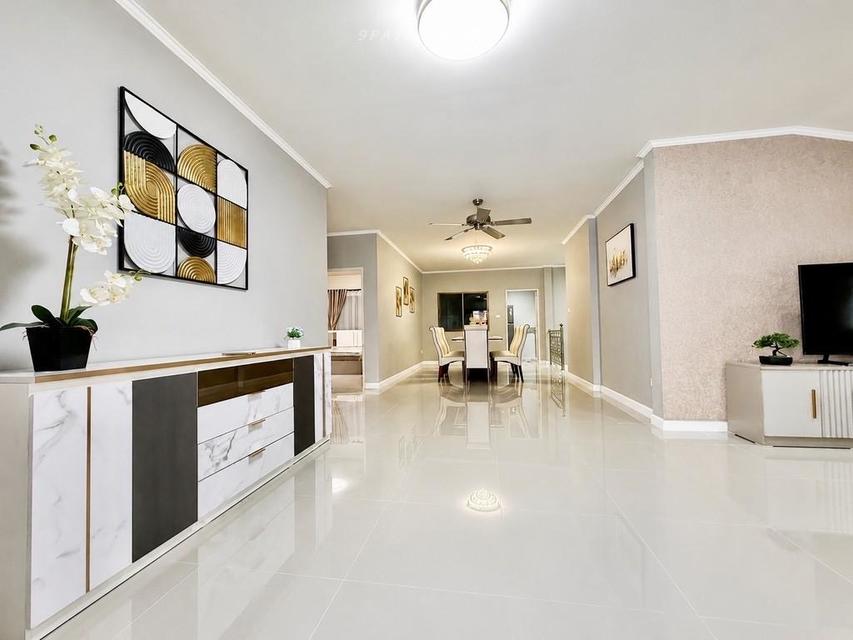For Sale — House at Wantana Village, Pattanakarn Soi 1Good location house with easy access to Nern Plub Wan and Siam Country Club area. 4 bedrooms 3