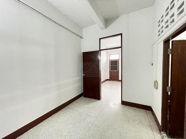 ให้เช่าทาวน์เฮาส์ 4 ชั้น ใจกลางห้วยขวาง 7 ห้องนอน ใกล้ MRT สุทธิสาร เดินเพียง 5 นาที