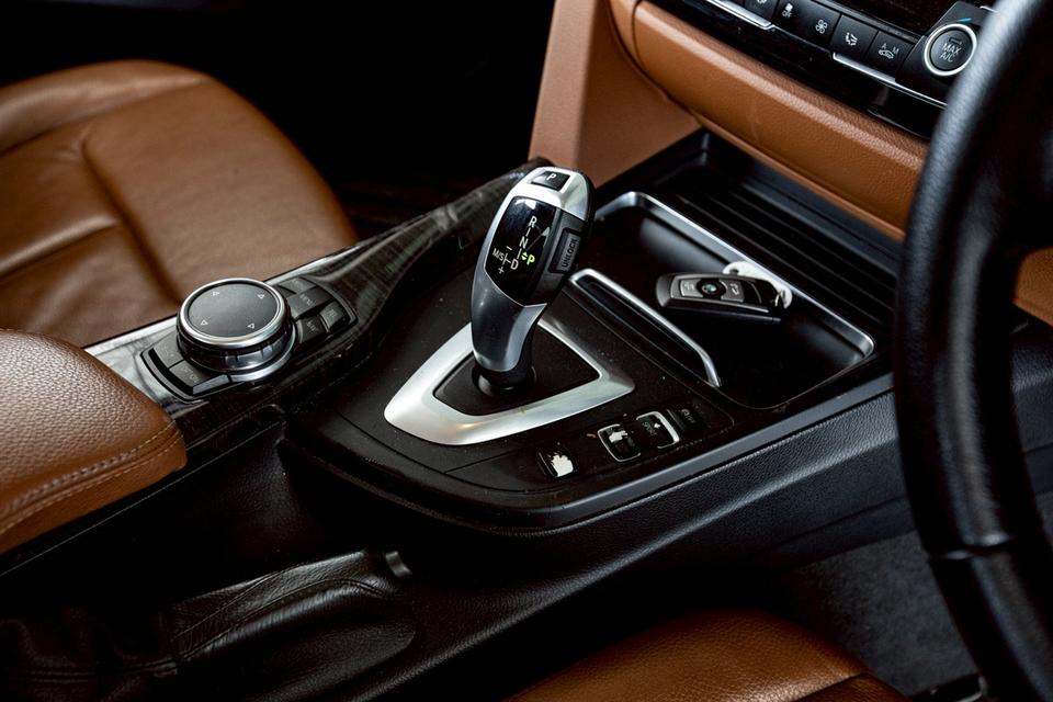 Bmw 320i Luxury ปี 2016 สีขาว สวยสภาพดี 17