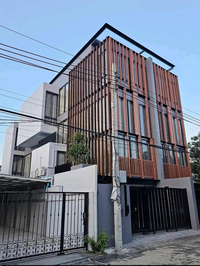 ขายบ้านแฝด Pool Villa 3.5 ชั้น พระราม 9 ตกแต่งหรู พร้อมอยู่ ให้พื้นที่ใช้สอยมากกว่าบ้านเดี่ยว 2