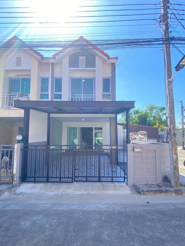 ทาวน์เฮาส์ 2 ชั้น ,หลังมุม เนื้อที่ 23.9 ตร.วา ขายหมู่บ้านกลอรี่เฮาส์ ถ.รามอินทรา 65 แยก 2-2 แขวงท่าแร้ง เขตบางเขน กรุงเทพฯ  1