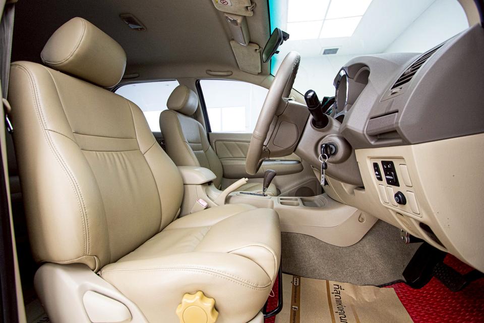 TOYOTA FORTUNER 2.7 V 2009  7