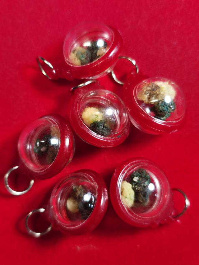 สีผึ้งเสน่ห์จันทร์หลวงปู่โป๊ะ+สีผึ้งเชียวน้ำตาลหลวงปู่ทาบ+ผีหุงหลวงปู่ทิม แบ่งใส่ตลับห้อยคอ