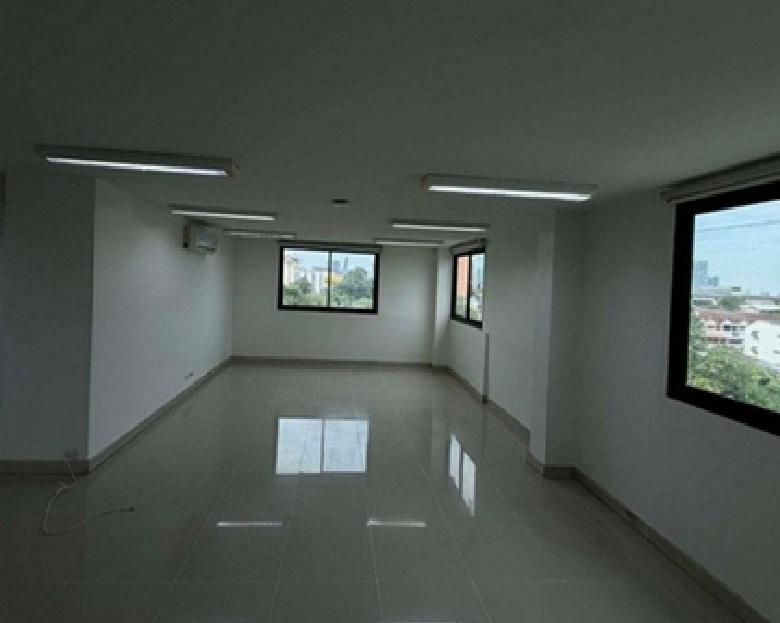 ให้เช่าอาคารสำนักงาน / Home Office 5 ชั้น พร้อมลิฟท์ / ซอยพัฒนาการ เข้าซอยไม่ลึก ถนนพัฒนาการ มีลิฟท์ในอาคาร 2