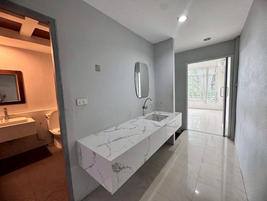 ให้เช่าอาคารพาณิชย์ 5.5 ชั้น ใกล้ BTS เอกมัย เดินทางสะดวก (N.1668) 12