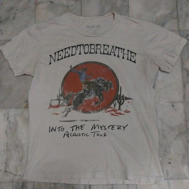 เสื้อยืดแขนสั้น แนววงร๊อคสัญชาติอเมริกัน Needtobreathe แท้ มือสอง สภาพดี ของพร้อมส่งครับ
