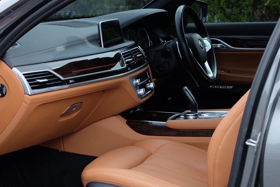 รหัสรถ TNS85 BMW 740Li Pure Excellence ( G12 ) ปี 2016  11