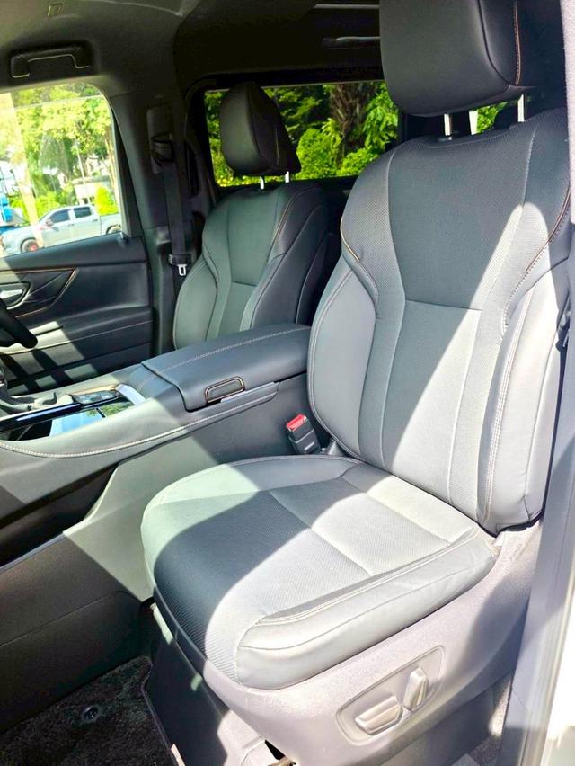 Toyota Alphard 2.5 Z TOP สีขาว ปี 2025 ไมล์ 30,000 กม. 9
