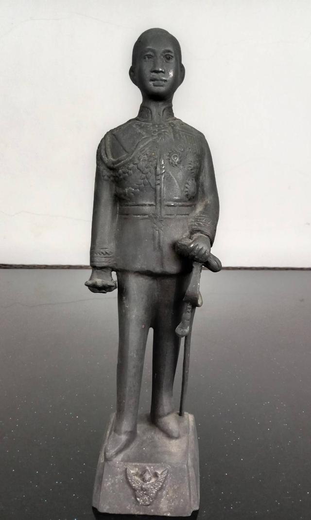 607.พระบรมรูปหล่อสมเด็จพระบูรพกษัตริยาธิราช รัชกาลที่ 1 - รัชกาลที่ 9 แห่งมหาจักรีบรมราชวงศ์ 9