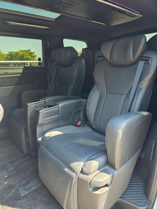 Toyota Alphard 2.5 Z 2WD TOP สีขาว ปี 2025 ไมล์ 30,000 กม. 11