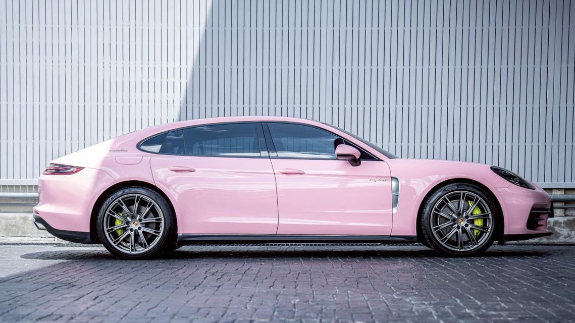 Porsche Panamera 4 E-Hybrid Executive 2018 สีขาว Wrap กันรอยสีชมพู รูปที่ 4