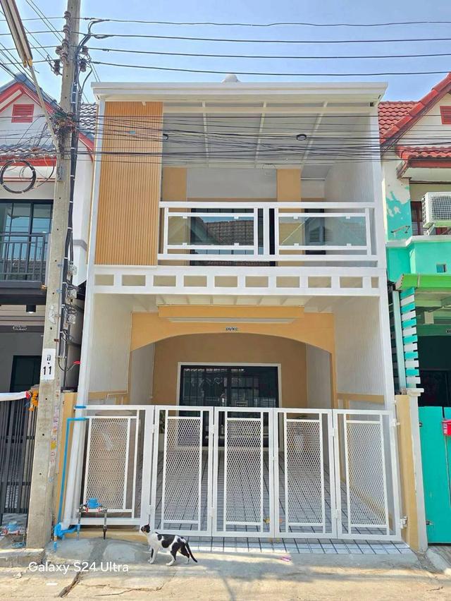 หมู่บ้านสวีทโฮมปาร์ค บางบัวทองทาวน์เฮ้าส์ 2 ชั้น   มีระเบียงด้านหน้า ตกแต่งใหม่ มีสระว่ายน้ำในหมู่บ้าน ถนนบางกรวย-ไทรน้อย มีระเบียงด้านหน้า 1