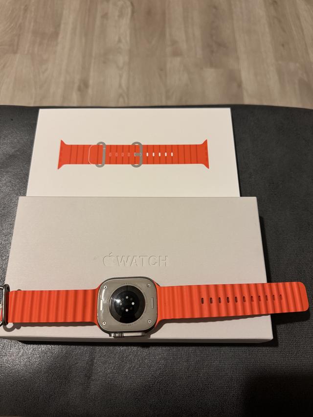 Apple Watch Ultra2 ขนาด 49 mm (Titanium Orange Band) 2