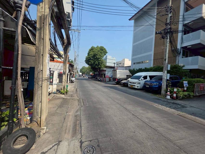 ขายตึก 3 ชั้นครึ่ง หมู่บ้านสินธนา3 เฟส1 ซอยนวมินทร์163แยก17 3