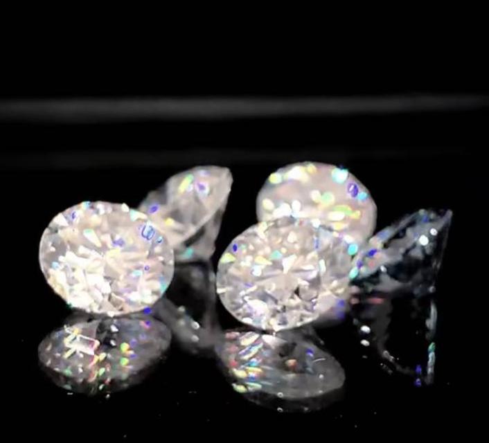 เพชรจากทางร้านปุอามี คัดสรรคุณภาพทุกชิ้น พร้อมใบรับรองทุกชิ้นรับสั่งทำขึ้นตัวเรือนในแบบที่ต้องการได้- ปุอามี่ Diamond Lap Rama2 (083-2469526) 2