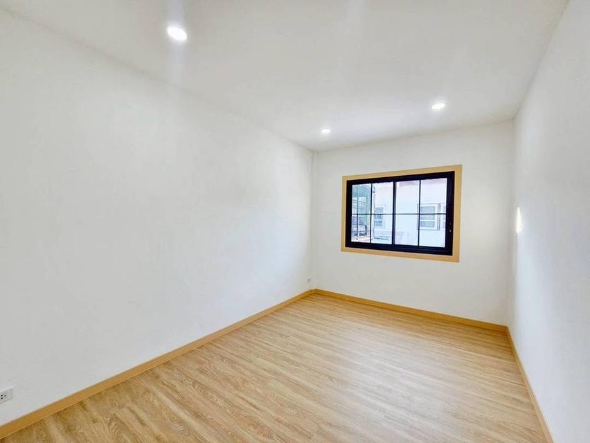 หมู่บ้านบัวทองธานี ฝั่งตรงข้ามสมบัติบุรี 16