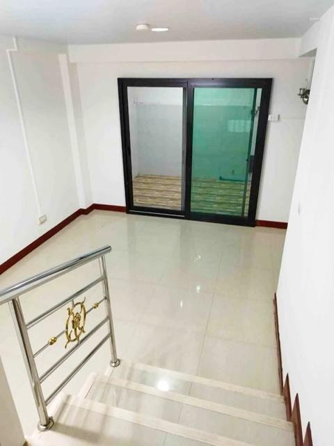ซอย ศรีนครินทร์ 41-49 ประเวศ ทาวน์โฮมให้เช่า 3 ชั้น 20ตรว. 220 ตร.ม. รถไฟฟ้าสายสีเหลือง ศรีนครินทร์ 38 800ม. 4-5นอน 6