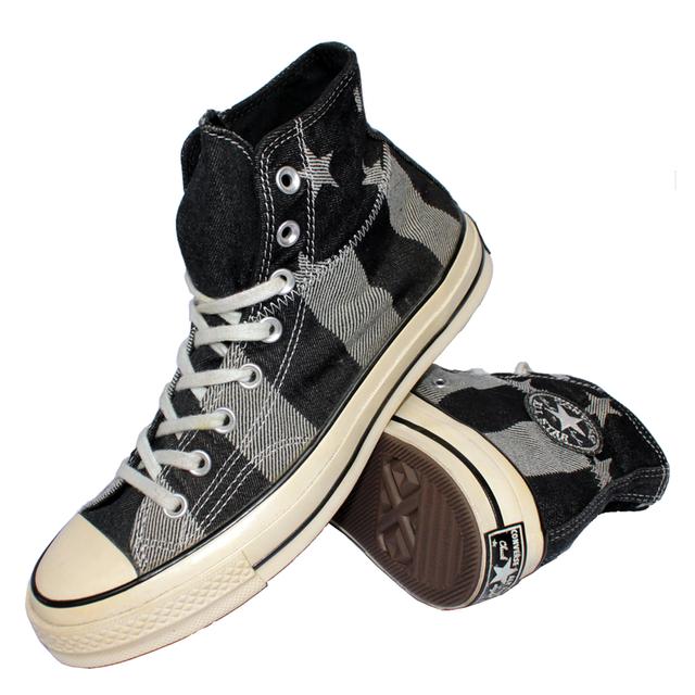 CONVERSE ผ้าใบหุ้มข้อมือสอง ลายขาวสลับดำ สภาพเหมือนใหม่ จัดส่งฟรี!!! เก็บปลายทาง